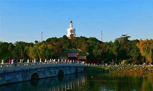 白塔位于北京北海公园琼华岛上_北京北海琼华岛上的白塔属于哪种类型